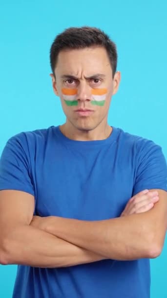 Stüdyoda, yüzünde Kızılderili bayrağı olan ağırbaşlı ve ciddi bir adamın rengiyle kameraya haysiyetle bakan görüntüler var. - Video, Çekim