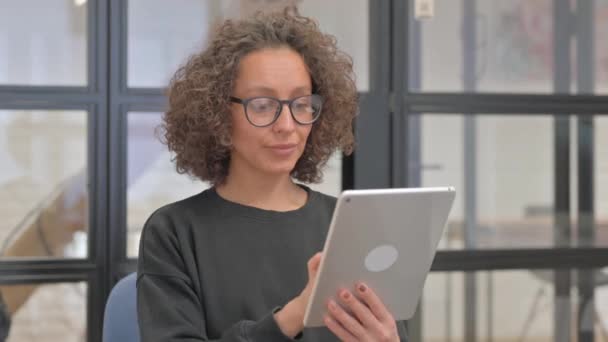 Portret van gemengde ras vrouw vieren op digitale tablet - Video