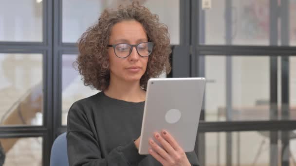 Sekarotuisen naisen muotokuva digitaalisen tabletin avulla - Materiaali, video