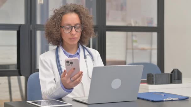 Spaanse vrouwelijke arts werkt aan meerdere apparaten - Video
