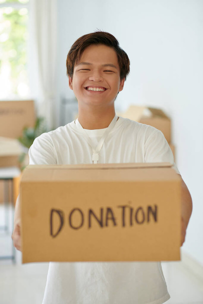 A fiatal önkéntesek adománygyűjtő dobozának portréja - Fotó, kép