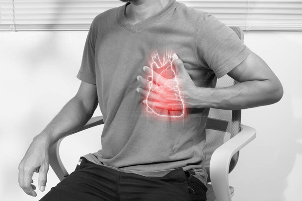 Un homme asiatique a une oppression thoracique due à une crise cardiaque. Maladie coronarienne. - Photo, image