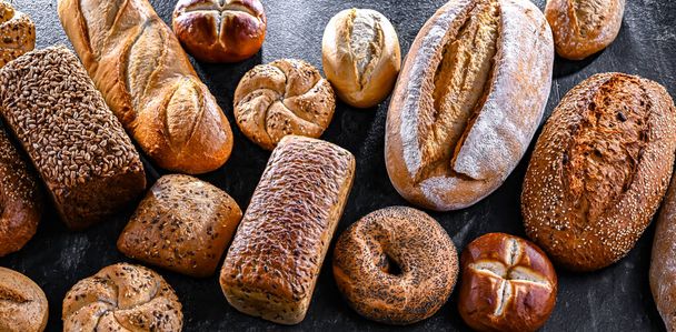 Assorted bakery products including loaves of bread and rolls. - Foto, Imagem