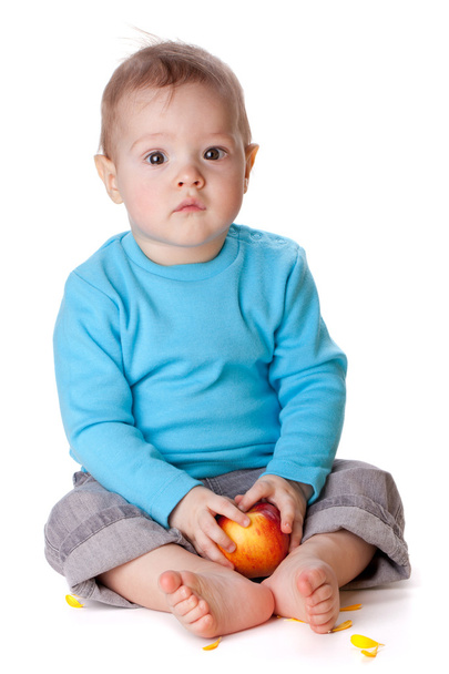 Bebé pequeño sosteniendo manzana roja
 - Foto, imagen