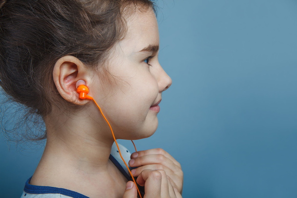 Chica aspecto europeo cinco años escuchando música con la cabeza
 - Foto, Imagen