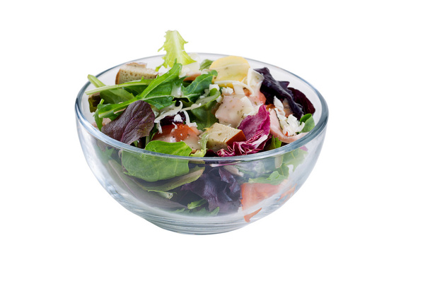 Verse salade in glazen kom geïsoleerd op witte achtergrond  - Foto, afbeelding