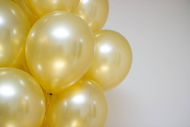 Bir demet inci balonun altın anası - Fotoğraf, Görsel