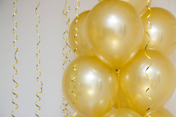 Goldene Perlmuttballons im Bündel - Foto, Bild