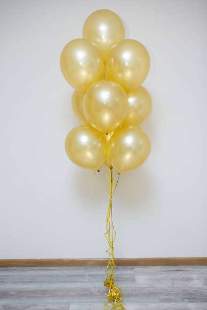 золотая перламутровые шарики в кучу - Фото, изображение