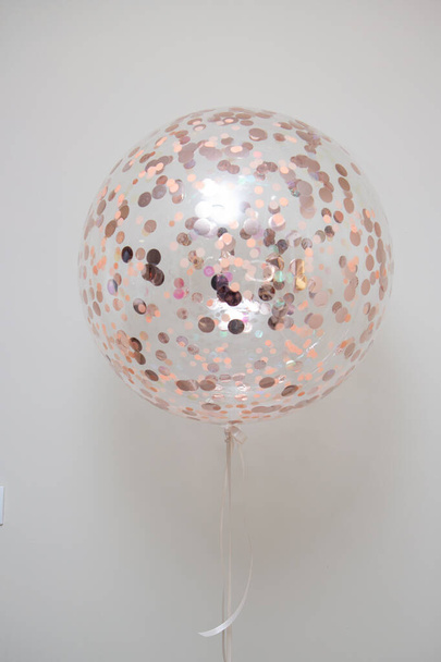 läpinäkyvä kuplia pallo vaaleanpunainen konfetti valkoisella pohjalla, syntymäpäivä kortti - Valokuva, kuva
