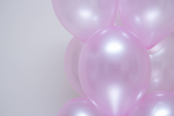 perleťové růžové balónky na bílém pozadí - Fotografie, Obrázek