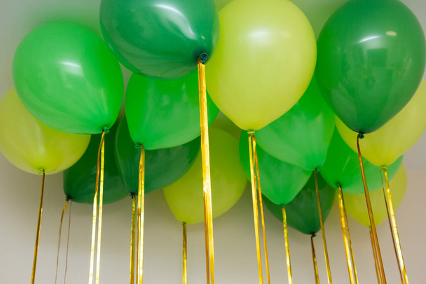 зеленые гелиевые шарики на потолке - Фото, изображение