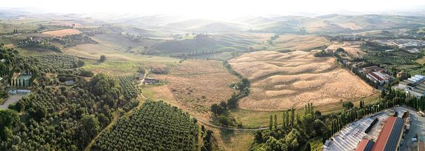 Paisagem toscana em uma estrada de ciprestes perto de San Quirico d Orcia, Itália - Foto, Imagem