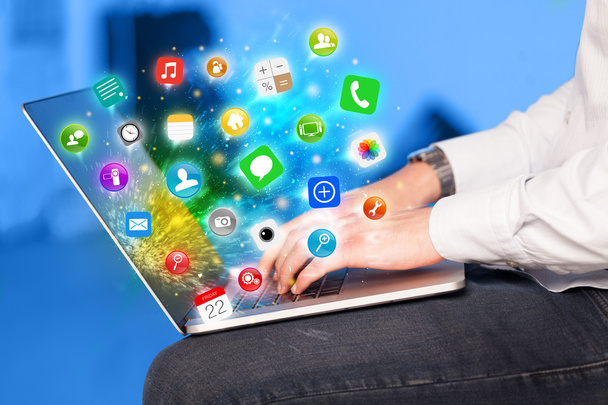 Kézzel nyomja meg a modern laptop mobil app ikonok és szimbólumok - Fotó, kép