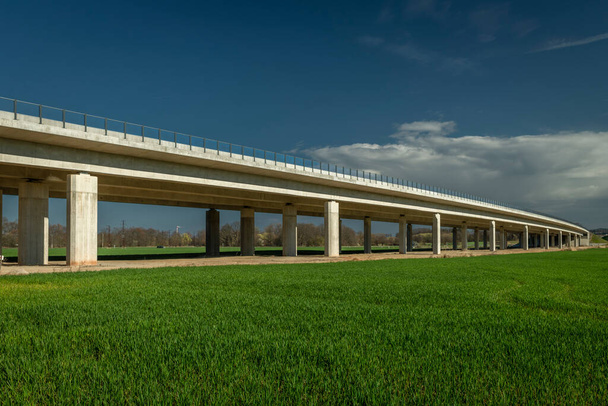 Νέα γέφυρα αυτοκινητόδρομο με πράσινο πεδίο και γαλάζιο ουρανό κοντά στην πόλη Budweis - Φωτογραφία, εικόνα