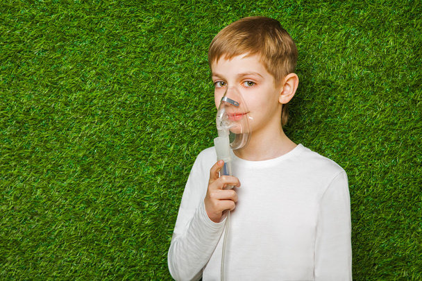 portrait of a boy breathing through inhalator mask - Zdjęcie, obraz