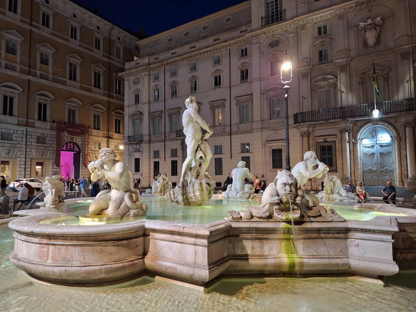Фонтана дель Моро (Кімнатний фонтан) на площі Навона вночі. Рим, Італія - Фото, зображення
