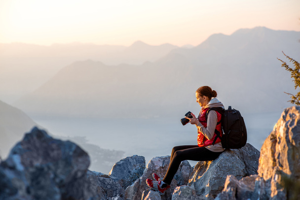 Jeune photographe au sommet de la montagne
 - Photo, image