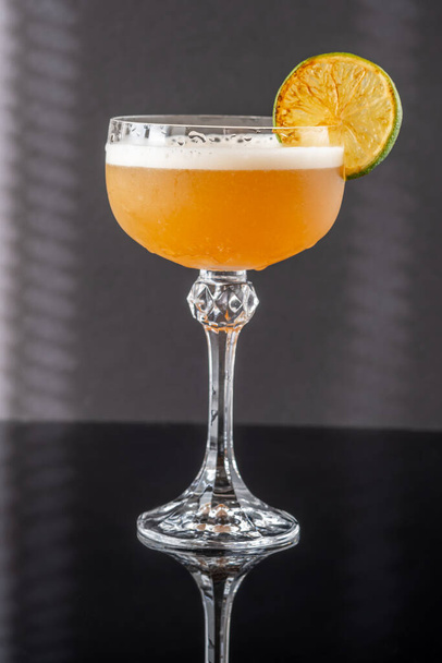 Hoyt 's Daiquiri cocktail versierd met geschroeide kalk wiel - Foto, afbeelding