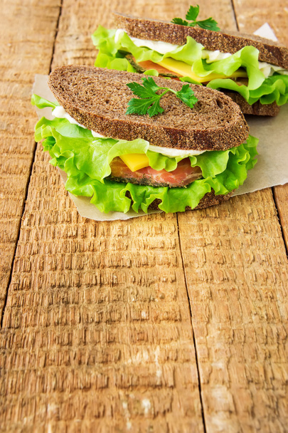 Dos sándwiches con salmón ahumado
 - Foto, imagen