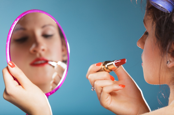 Woman applying red lipstick - Foto, imagen