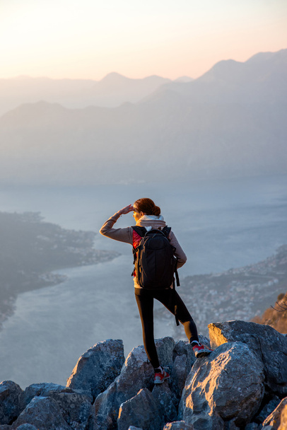 Dağ tepesinde genç fotoğrafçı - Fotoğraf, Görsel