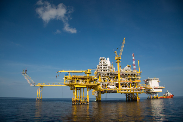 Offshore olie- en gasproductie en -exploratie. Productie olie- en gasinstallatie en belangrijkste bouwplatform in de zee. Energiebedrijf. - Foto, afbeelding