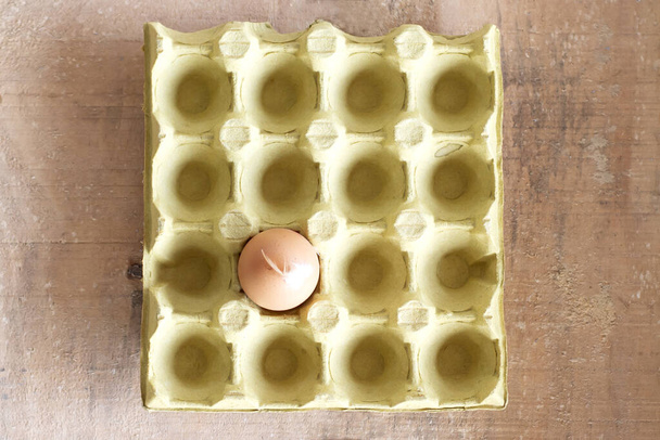 Vejce s peřím v papírovém transportním tácu, detailní záběr. Balení na velikonoční vajíčka. Nedostatek vajec, nedostatek bílkovin, prázdné skladování, snížená nabídka - Fotografie, Obrázek