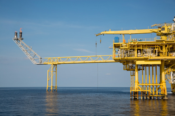 Offshore-Öl- und Gasförderung und -Exploration. Öl- und Gasförderanlage und wichtigste Bauplattform im Meer. Energiegeschäft. - Foto, Bild
