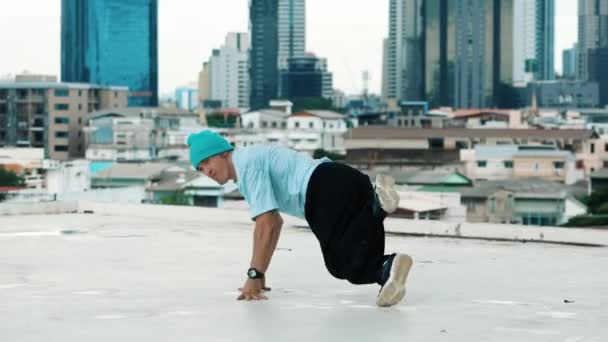 Dançarina B-boy caucasiana profissional praticando dança de rua no telhado com cidade ou urbano. Filmagem do jovem realizando dança de rua fazendo pose de congelamento. Desporto ao ar livre 2024. hiphop. - Filmagem, Vídeo