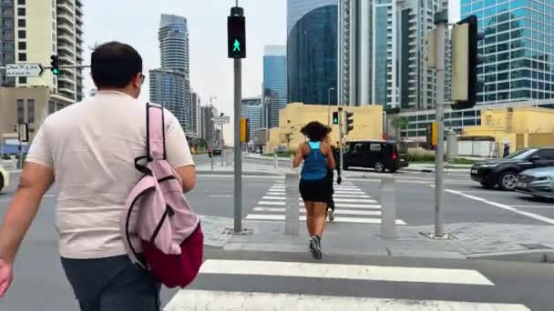 άνθρωποι που περπατούν στους δρόμους του κέντρου - Πλάνα, βίντεο