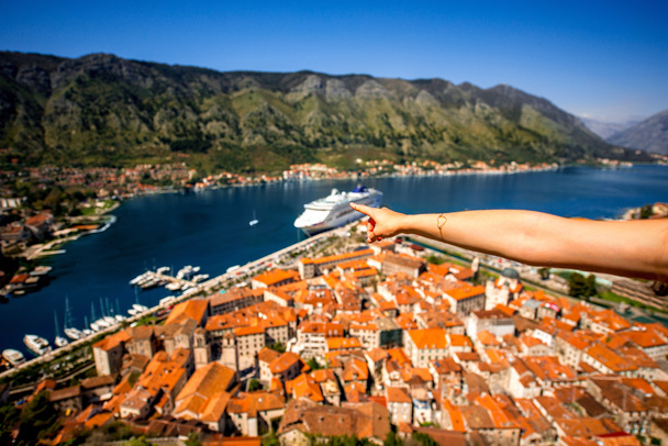 Zeigefinger auf Kreuzfahrtschiff in Kotor-Stadt - Foto, Bild