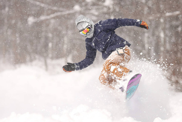 Зображення чоловіка сноуборді - Фото, зображення