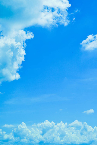 heldere blauwe lucht met witte bewolking, mooi weer in de ochtend nog een fijne dag - Foto, afbeelding