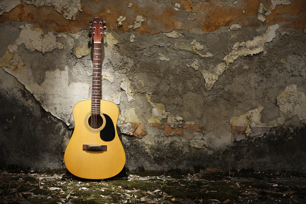 akustik gitar grungy duvara karşı - Fotoğraf, Görsel