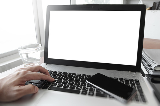 Закрытие руки бизнесмена, работающего на ноутбуке с Blank-экраном
 - Фото, изображение