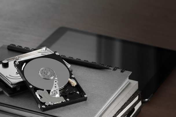Zavřete otevřené počítačové pevného disku na stůl a notebook  - Fotografie, Obrázek
