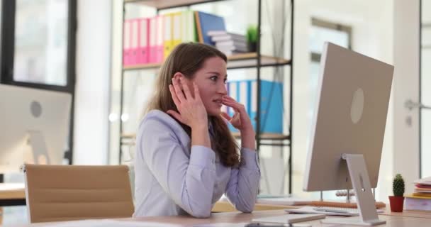 Συναισθηματική γυναίκα εκφράζει σοκ και θυμό της απώλειας σημαντικών δεδομένων στον υπολογιστή στο γραφείο. Αντίδραση του εμπόρου στη χρηματιστηριακή κατάρρευση αργή κίνηση - Πλάνα, βίντεο