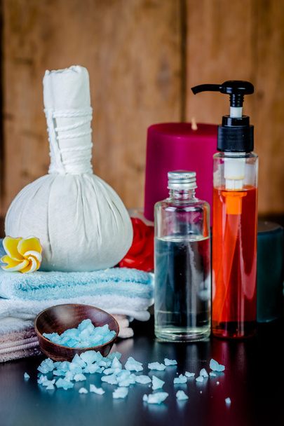 Set Spa con asciugamano, candele, fiori, olio di cocco, olio di zenzero
 - Foto, immagini