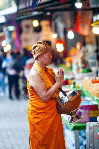 Чіангмай THAILAND- FEBRUARY 19, 2019: Буддійський чернець, що збирає милостиню на вулицях Чіангмай - Фото, зображення