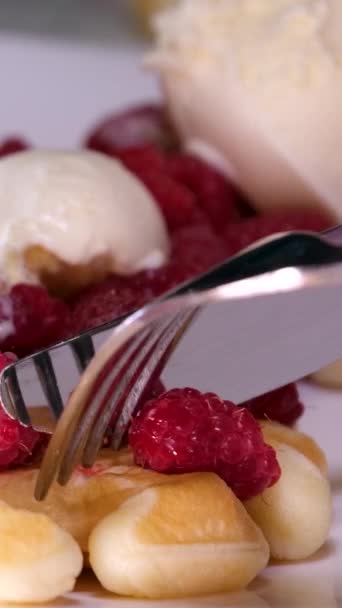 Kis torta eperrel és tejszínnel a fehér tányéron a kávézóban, makró feles. Kiváló minőségű 4k felvételek - Felvétel, videó