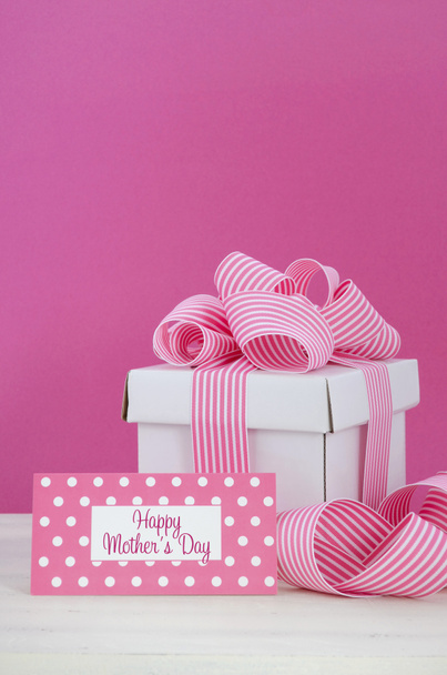 Ευτυχισμένη ημέρα της μητέρας λευκό δώρου με λωρίδα ροζ κορδέλα.  - Φωτογραφία, εικόνα