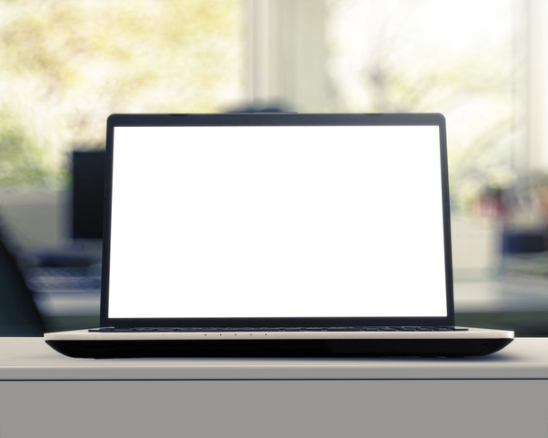 Kannettava tietokone tyhjä näyttö valkoisella pöydällä hämärtynyt tausta a
 - Valokuva, kuva