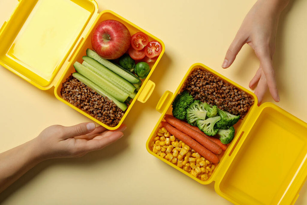Scatola pranzo gialla con grano saraceno e verdure fresche - Foto, immagini