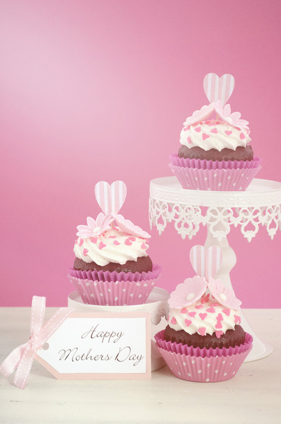 Onnellinen äitienpäivä vaaleanpunainen ja valkoinen cupcakes
. - Valokuva, kuva