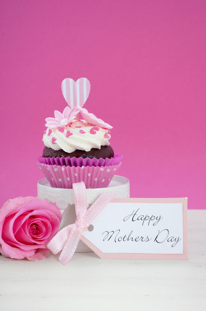 Happy Mothers Day roze en witte cupcake. - Foto, afbeelding