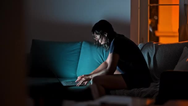 Informatique occasionnelle - Femme ajuste les cheveux tout en travaillant sur ordinateur portable - Séquence, vidéo