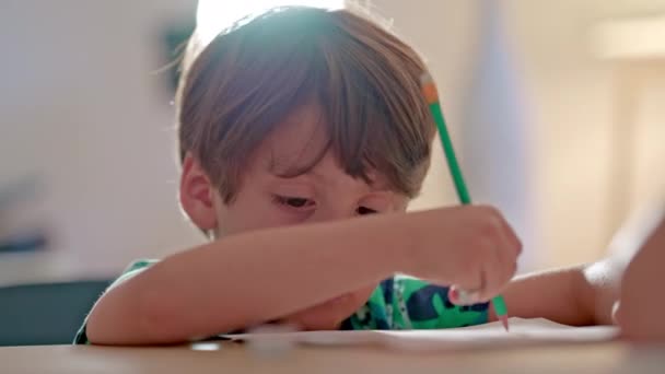 Μικρό αγόρι χρησιμοποιώντας μολύβι με γόμα άκρη και τα παιδιά επίδεσμο στο δάχτυλο - κάνει την εργασία στο σπίτι με τη βοήθεια της μαμάς  - Πλάνα, βίντεο