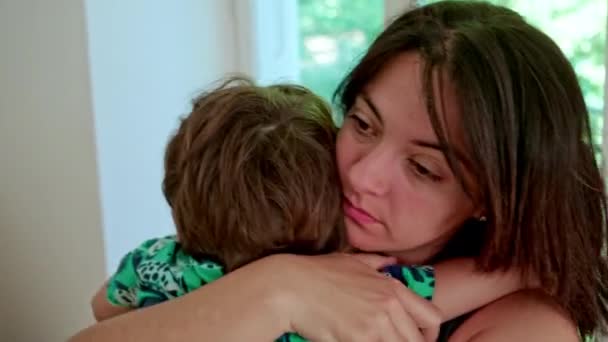 Утешение для мамы - любящая мать успокаивает и обнимает уставшего ребенка в ее руках - Кадры, видео