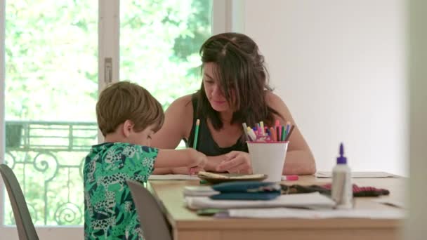 Coin d'étude confortable - Mère et fils dans le moment éducatif à la maison - Séquence, vidéo